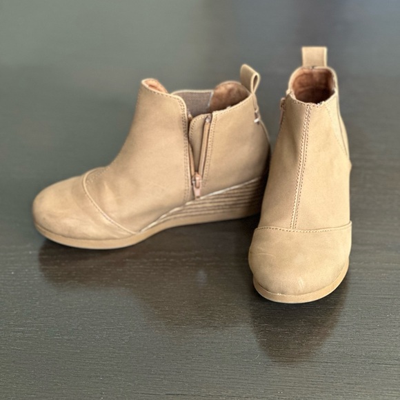 Girls Toms Wedge Heel size 1 - Picture 1 of 3